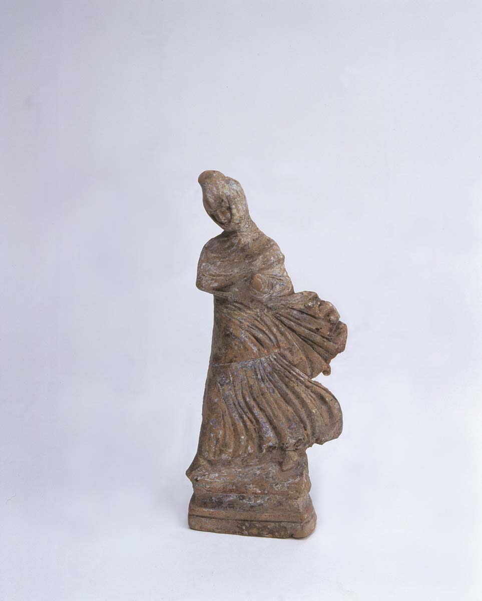 Estatueta feminina velada Período Helenístico (séculos IV ao I aC) Terracota estampada 20,5 x 8,4 x 4 cm.