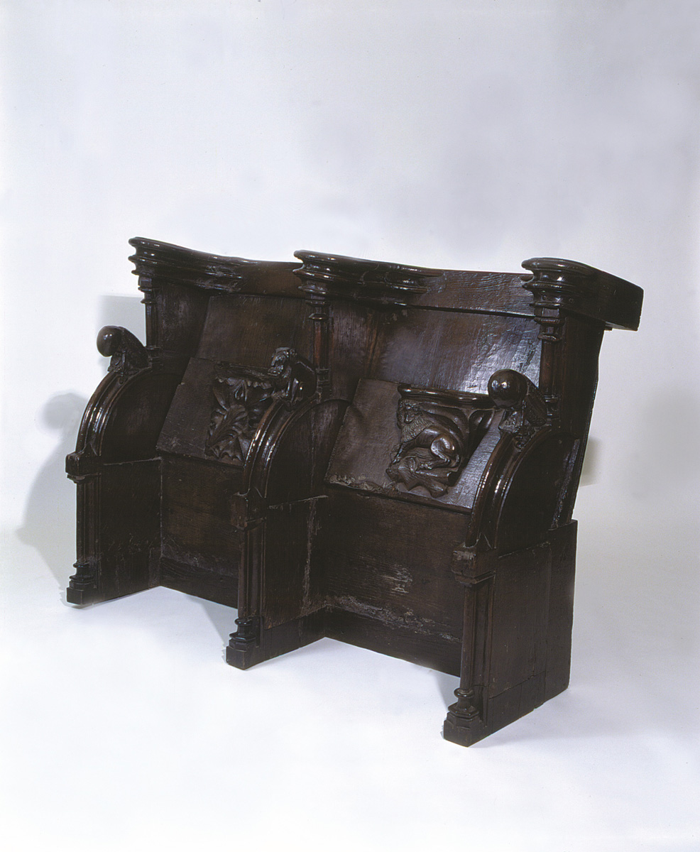 Cadeiral de coro Séc. XV - XVI Nogueira entalhada 106,0 x 146,5 x 66,0 cm