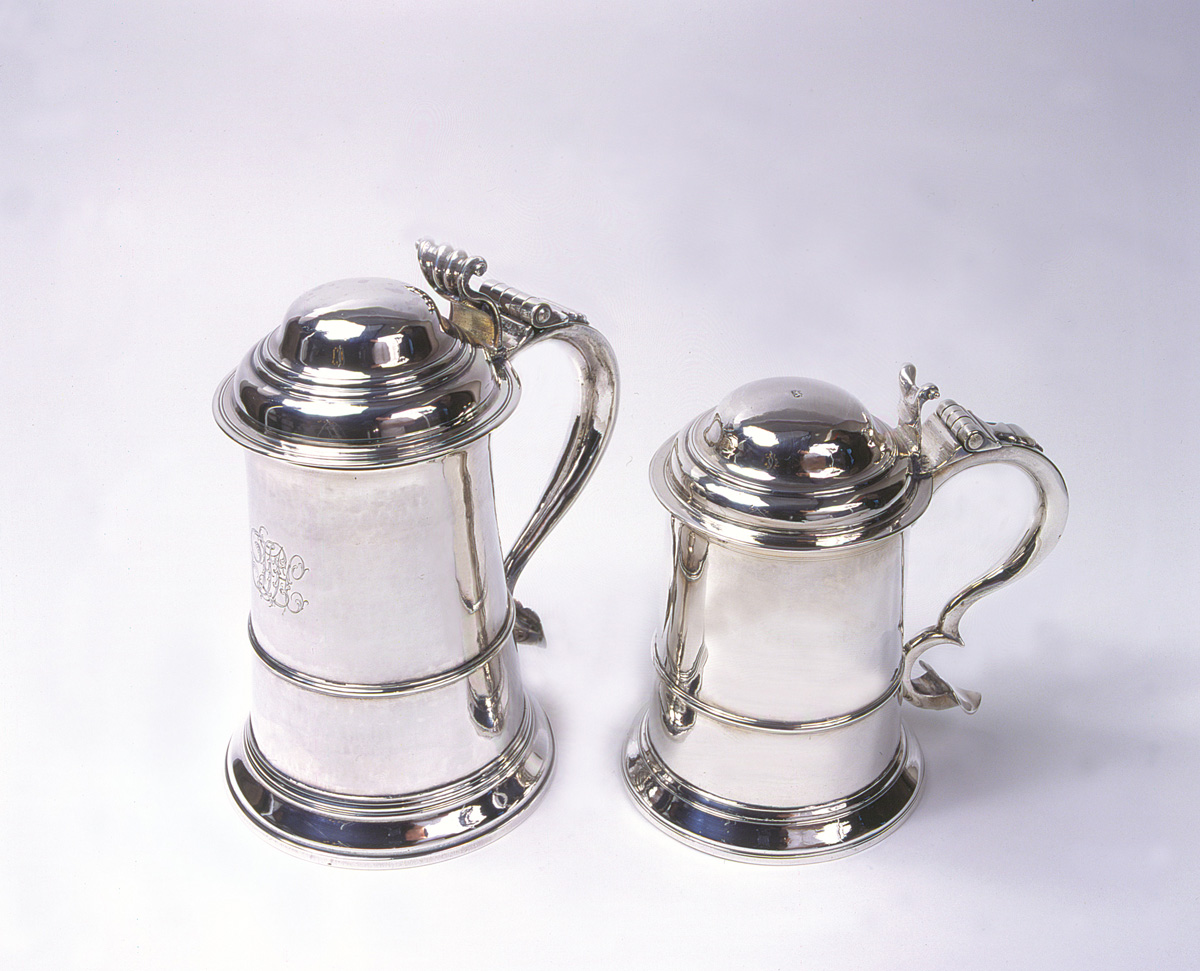 Caneca com tampa (Tankard) Richard Green Londres, Inglaterra 1704 (período Queen Anne) Prata fundida e cinzelada e Caneca com tampa (Tankard) New Castle, Inglaterra 1754 (período George III) Pra