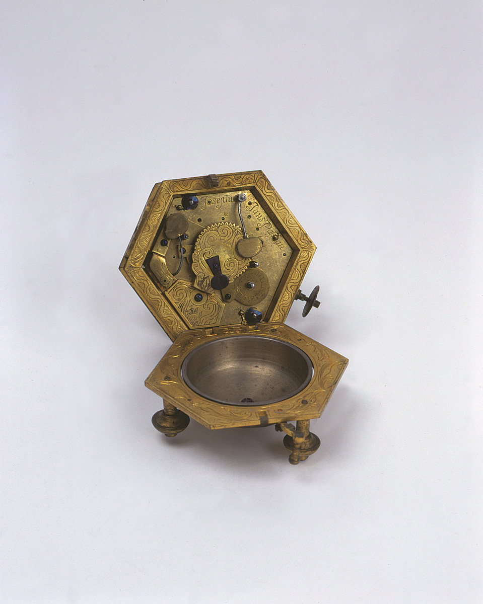 Detalhe do Relógio despertador de mesa Passau, Alemanha Primeira metade do século XVIII Bronze fundido e gravado 6,2 x 8,5 cm