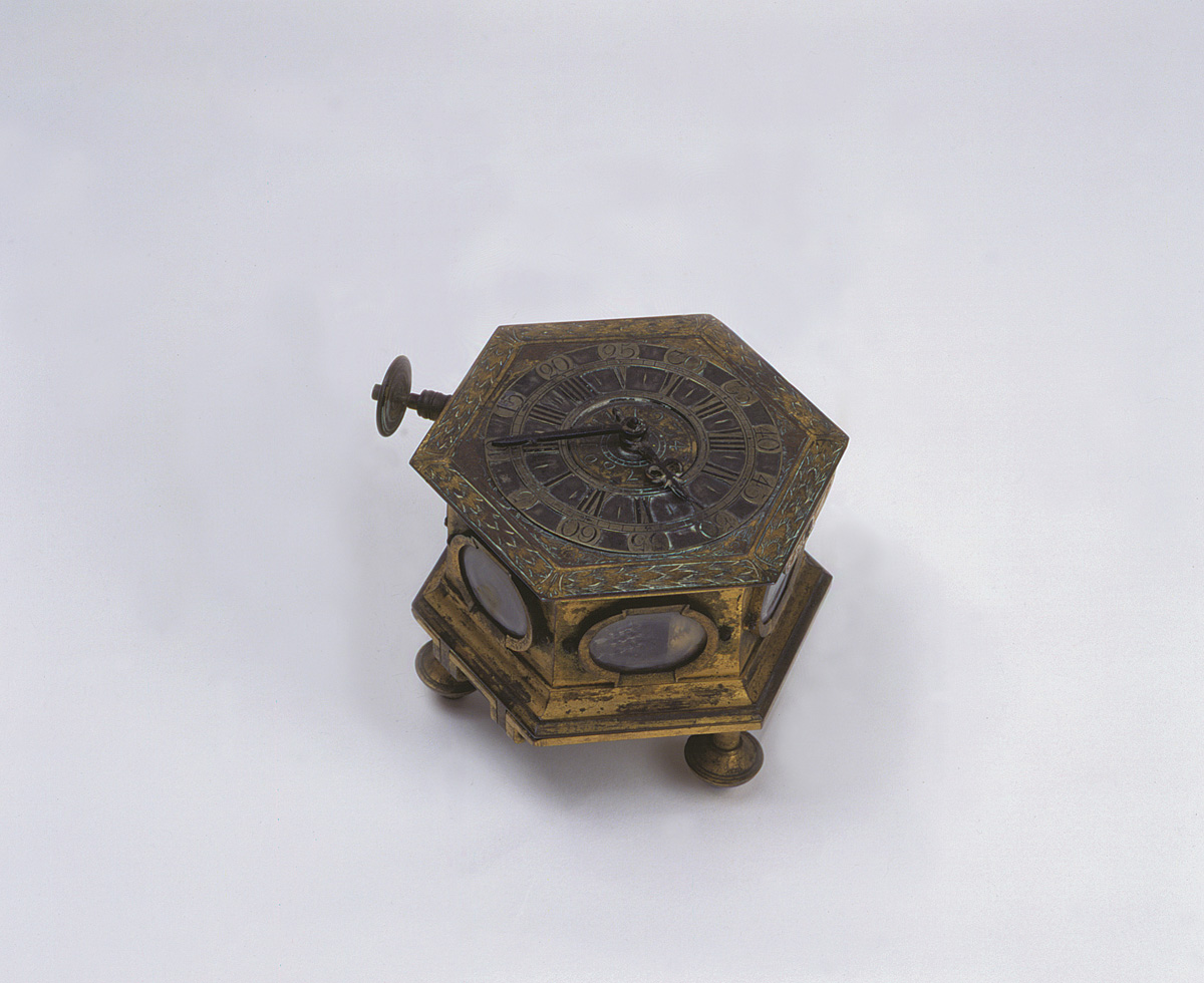 Relógio despertador de mesa Passau, Alemanha Primeira metade do século XVIII Bronze fundido e gravado 6,2 x 8,5 cm