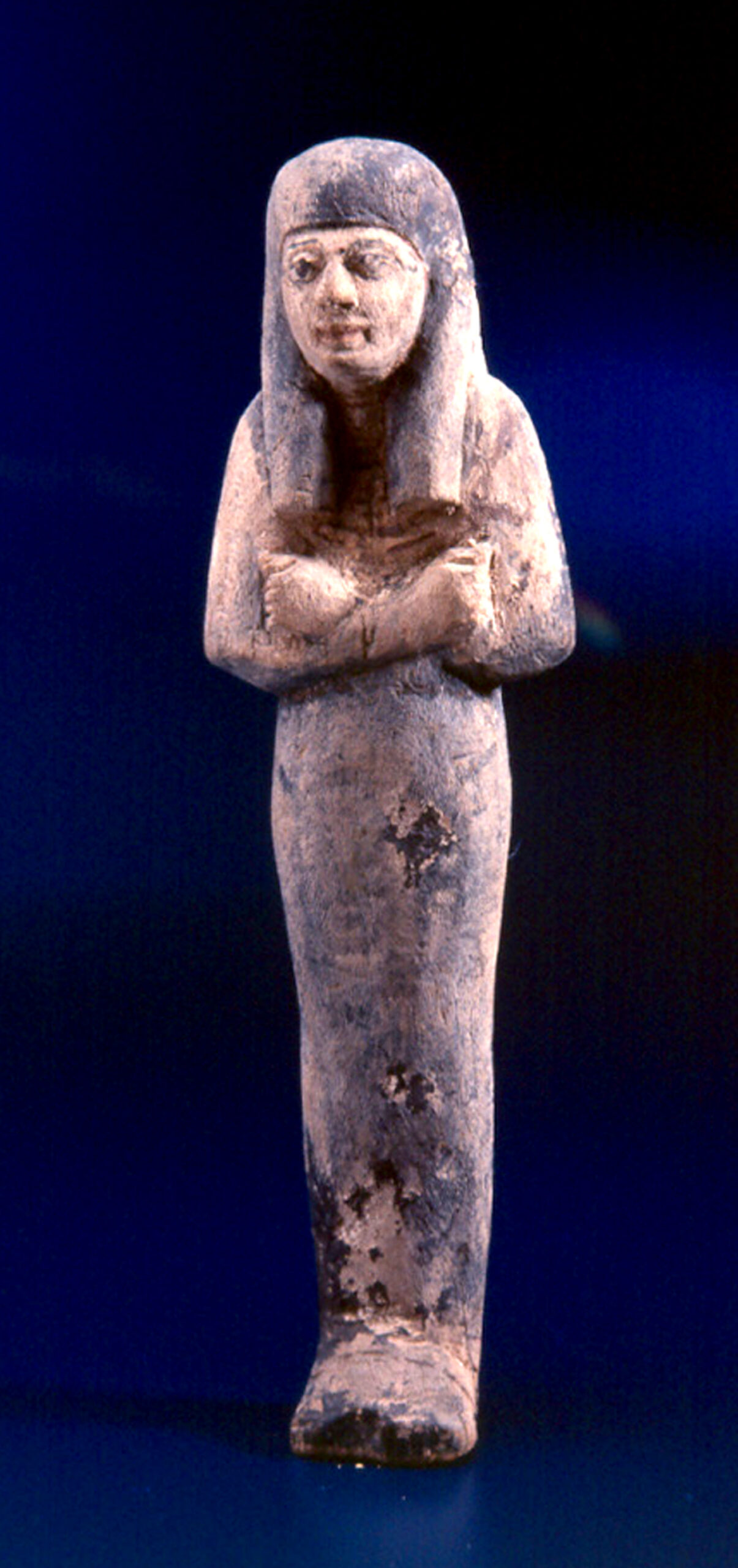 Shabti Novo Império (c. 1550-1070 aC) Madeira estucada e policromada 25,5 x 7,1 x 4,5 cm.