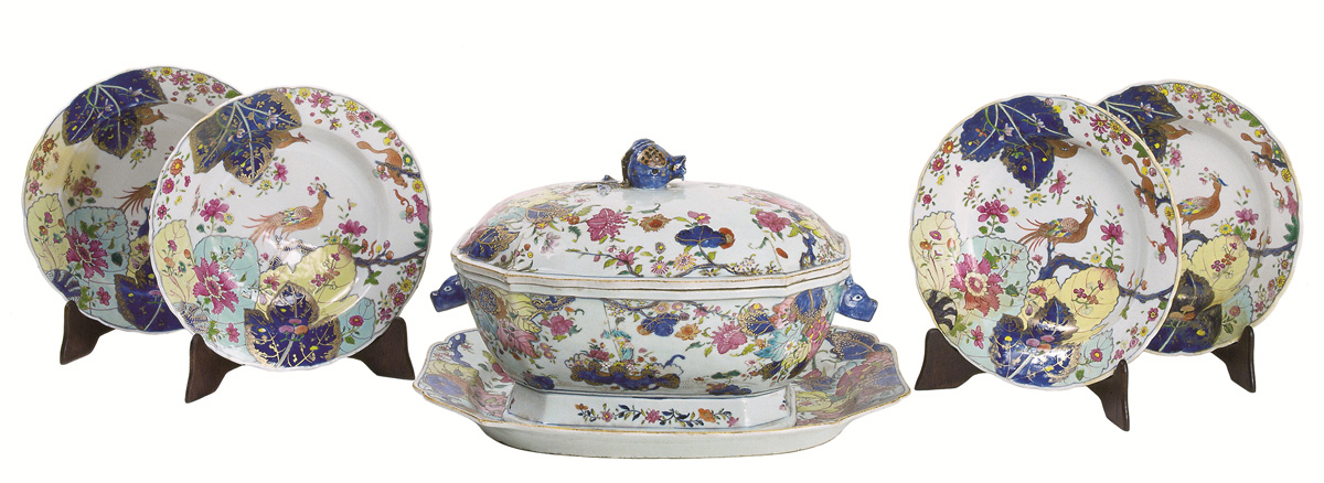 Sopeira e pratos de sopa (folha de tabaco) Século XVIII (Dinastia Qing) China Porcelana policromada 22,5 x 38,2 x 30,4 cm e 4,2 x 23,4 cm.
