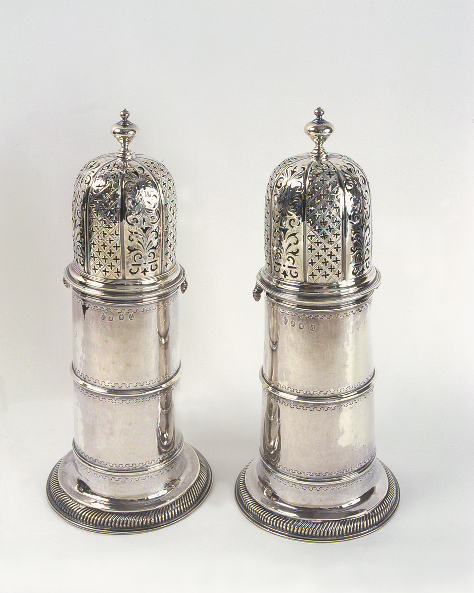 Talqueiras John Bathe Londres, Inglaterra 1716 (período George I) Prata lavrada e vazada 35,5 x 15,5 cm