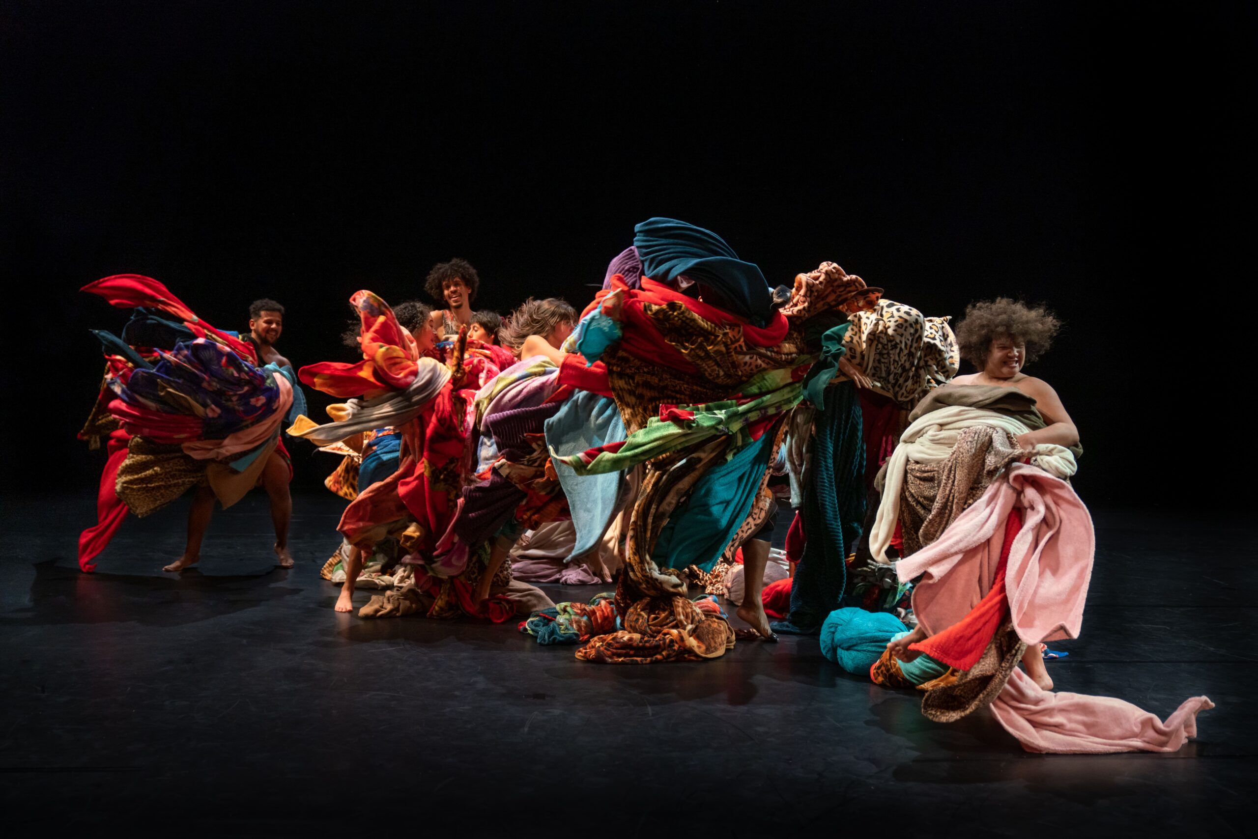 Espetáculo "Encantado", Cia. Lia Rodrigues. Foto: Sammi Landweer (2021)